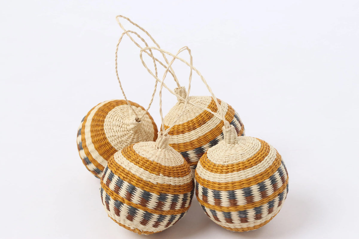Holiday Raffia Ornament Balls- Medium plus Bestofcolombia1