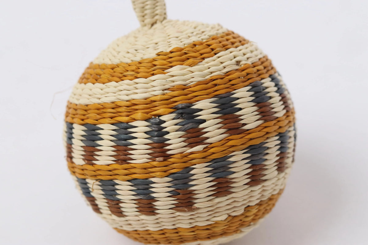Holiday Raffia Ornament Balls- Medium plus Bestofcolombia1