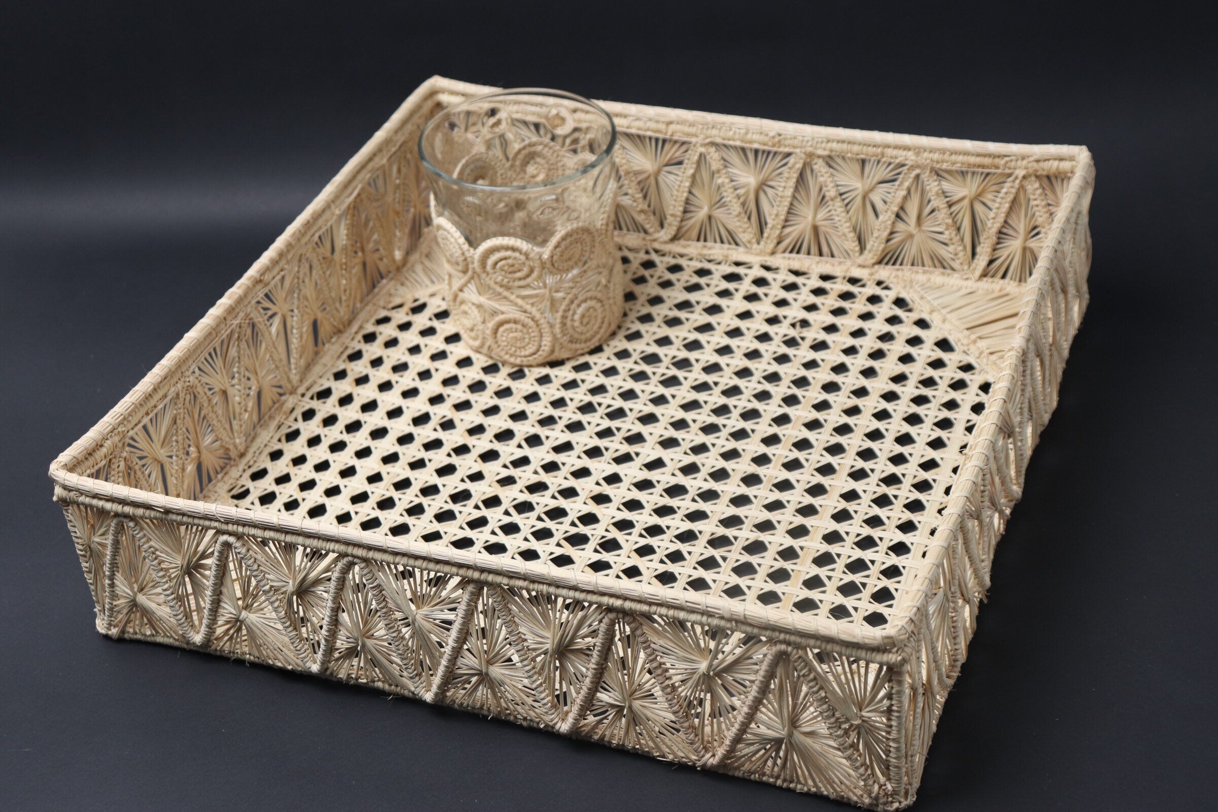 Pyramid Square iraca Tray – Best of Colombia